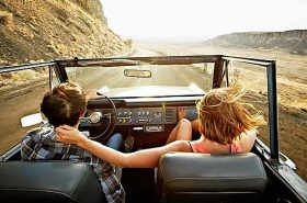 Viajantes que optaram por alugar um carro Viajantes que optaram por alugar um carro