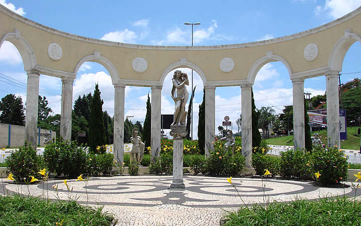 Dicas Sobre o Que Você Pode Fazer em Salzburgo na Áustria! Estátua na arena do Memorial do Imigrante em Vinhedo