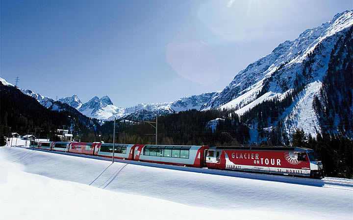 Glacier Express passando pelos Alpes Suíços Glacier Express passando pelos Alpes Suíços