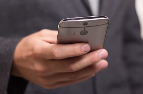 Pessoa segurando um celular - Dicas para usar o celular no exterior