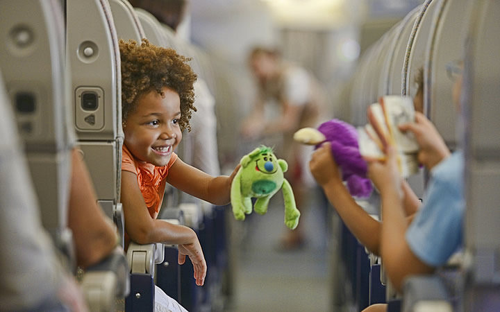 Criança em avião Criança em avião