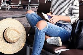 Jovem esperando avião - Viagem aérea tranquila