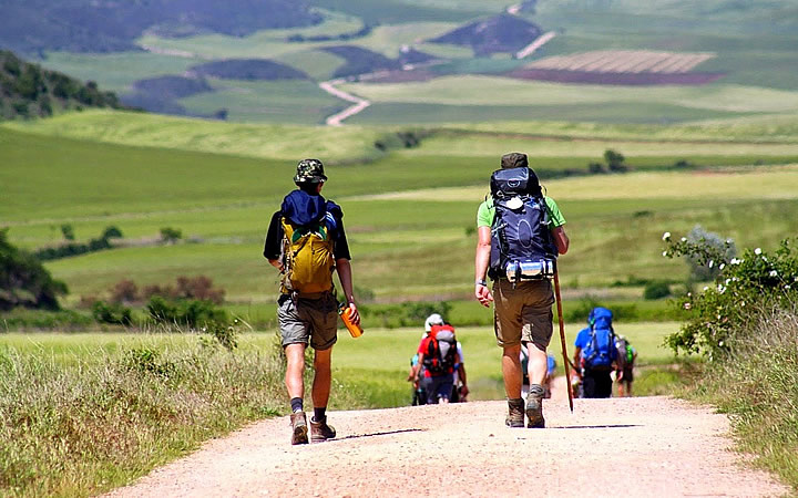 Pessoas caminhando - Caminho de Santiago