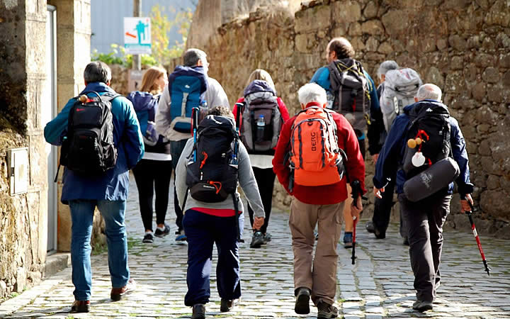 Pessoas percorrendo o caminho de Santiago de Compostela Pessoas percorrendo o caminho de Santiago de Compostela