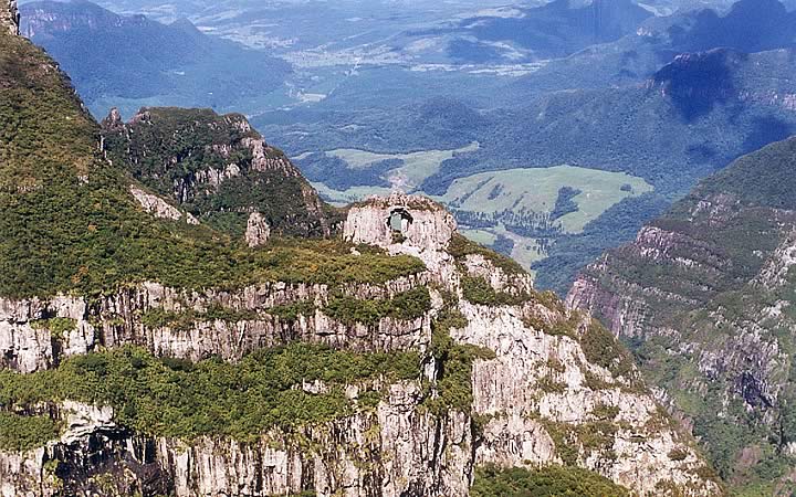 Pedra Furada - Morro da Igreja - Parque nacional de São Joaquim Pedra Furada - Morro da Igreja - Parque nacional de São Joaquim