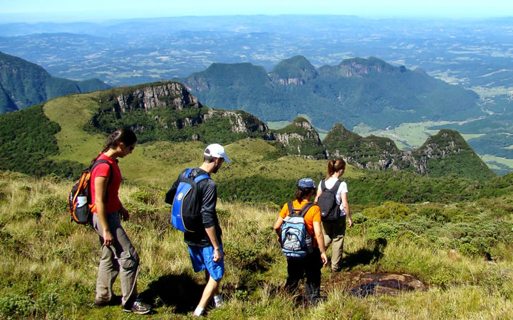 Pessoas Fazendo Trilha no Parque Nacional de São Joaquim Pessoas Fazendo Trilha no Parque Nacional de São Joaquim