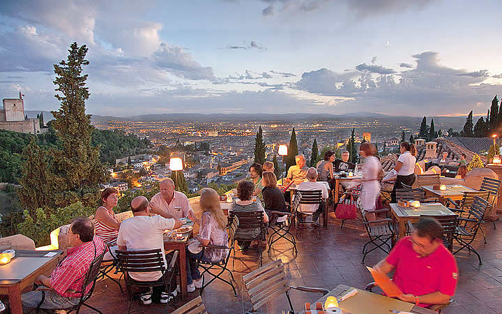 Pessoas em um restaurante - Granada, Espanha