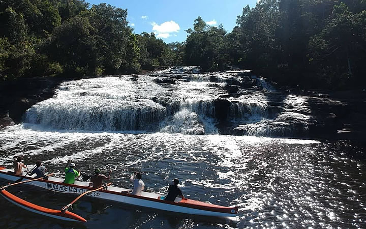 Remadores atravessando a Cachoeira do Tremembé na Baía do Camumu Remadores atravessando a Cachoeira do Tremembé na Baía do Camumu