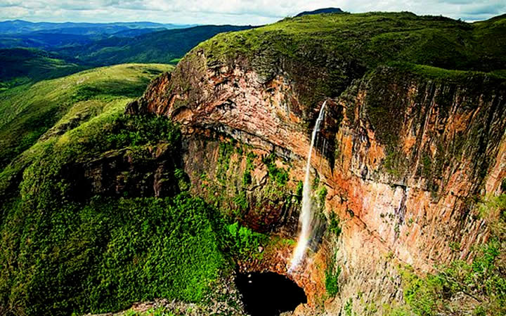 Vista de longe Cachoeira do Tabuleiro Vista de longe Cachoeira do Tabuleiro