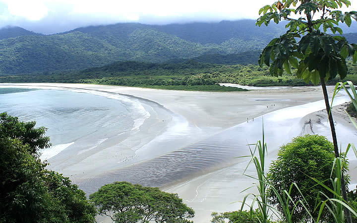 Encontro do Rio Picinguaba com a Praia da Fazenda - Ubatuba Encontro do Rio Picinguaba com a Praia da Fazenda - Ubatuba