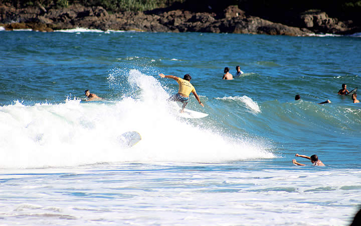 Surfe na Praia da Tiririca em Itacaré – BA Surfe na Praia da Tiririca em Itacaré – BA