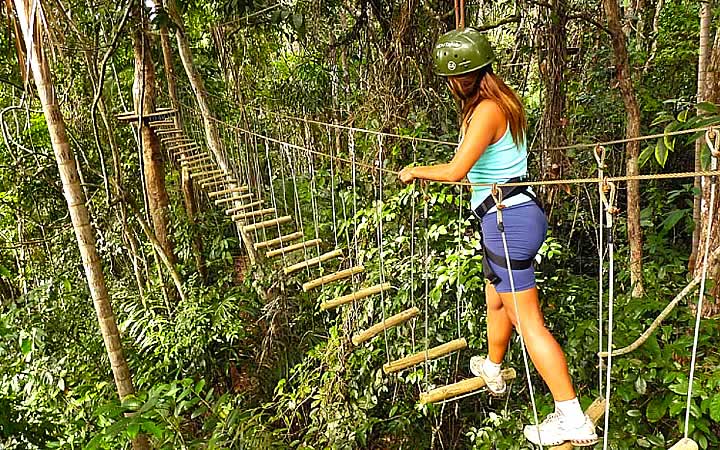 Mulher praticando Arvorismo Mulher praticando Arvorismo