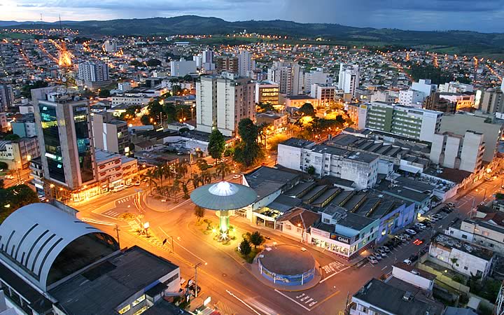 Centro de Varginha de noite Centro de Varginha de noite