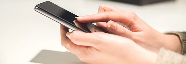 Mulher segurando smartphone Mulher segurando smartphone