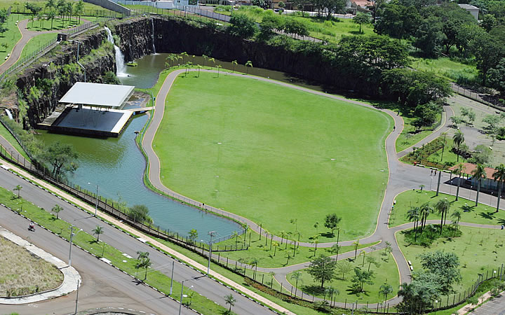 Parque Dr. Luis Carlos Raya Parque Dr. Luis Carlos Raya
