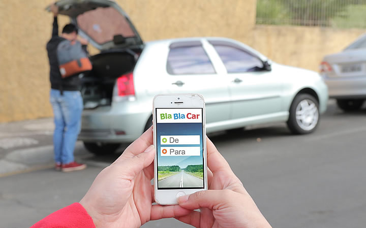 Pessoa segurando um celular com o aplicativo Blablacar aberto Pessoa segurando um celular com o aplicativo Blablacar aberto