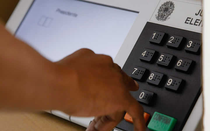 Pessoa votando em urna Brasileira Pessoa votando em urna Brasileira