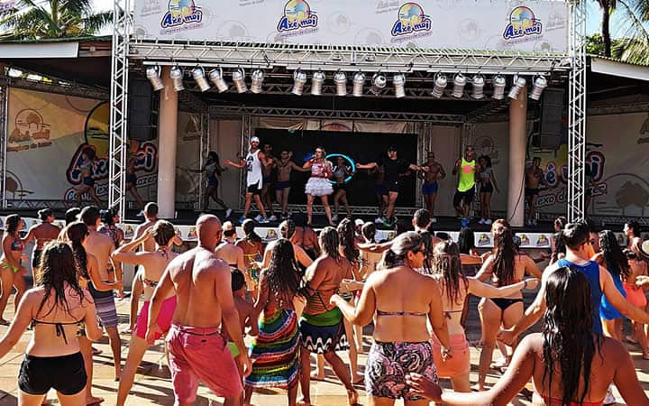 Pessoas dançando na praia de Axé Moi em Porto Seguro Pessoas dançando na praia de Axé Moi em Porto Seguro