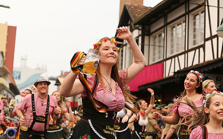 Pessoas dançando na rua na Oktoberfest de Blumenau Pessoas dançando na rua na Oktoberfest de Blumenau