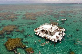 Pessoas em piscina natural em Maracajaú