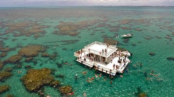 Pessoas em piscina natural em Maracajaú