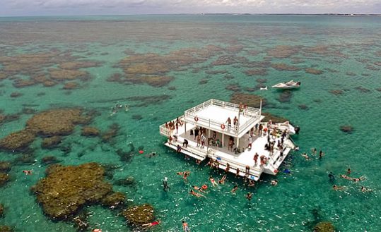 Pessoas em piscina natural em Maracajaú