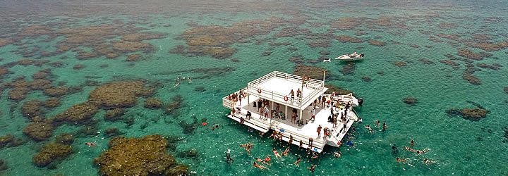 Pessoas em piscina natural em Maracajaú Pessoas em piscina natural em Maracajaú