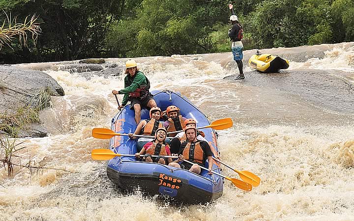 Pessoas fazendo Rafting no Kango Jango Parque de Aventuras Pessoas fazendo Rafting no Kango Jango Parque de Aventuras