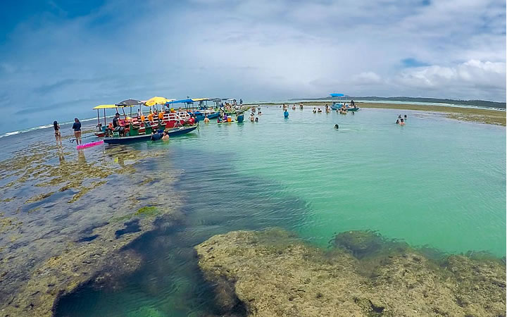 Pessoas nadando em Piscina natutal em São Miguel dos Milagres - Alagoas Pessoas nadando em Piscina natutal em São Miguel dos Milagres - Alagoas