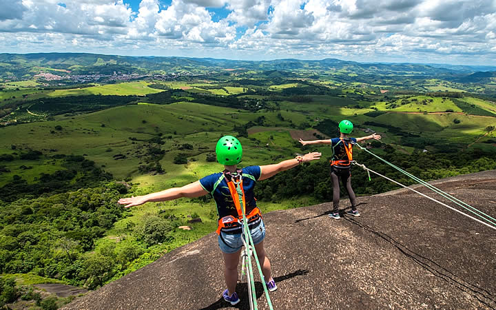 Pessoas praticando o Rapel na Pedra Bela Vista Pessoas praticando o Rapel na Pedra Bela Vista