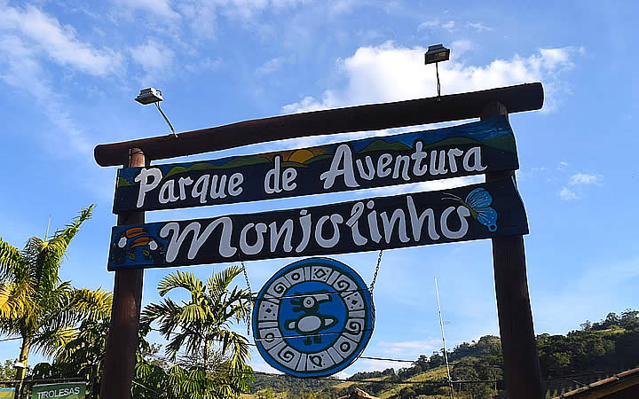 Placa da entrada do Parque de aventuras Monjolinho Placa da entrada do Parque de aventuras Monjolinho