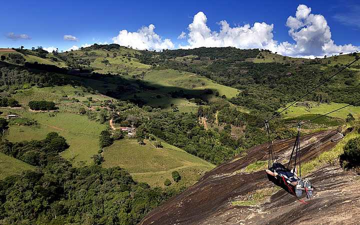 Turista descendo a tirolesa do Parque dos Sonhos em Socorro SP Turista descendo a tirolesa do Parque dos Sonhos em Socorro SP