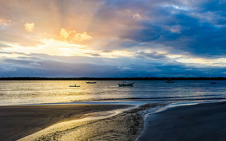 Amanhecer no Parque Nacional do Superagui com um barcos no mar Amanhecer no Parque Nacional do Superagui com um barcos no mar