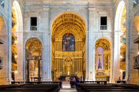 Bancos e altar da Catedral Basílica de Salvador