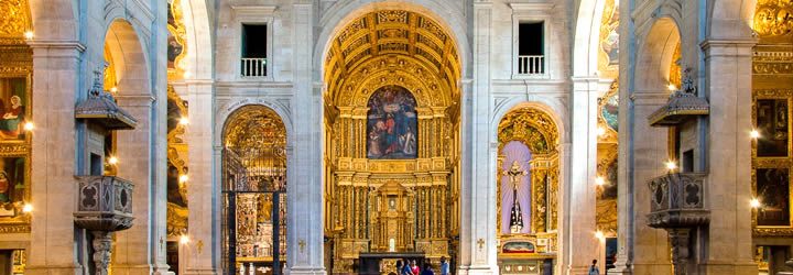 Bancos e altar da Catedral Basílica de Salvador Bancos e altar da Catedral Basílica de Salvador