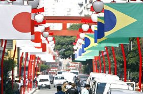 Bandeiras do Brasil e Japão nas ruas do Bairro da Liberdade