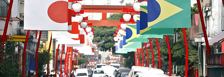 Bandeiras do Brasil e Japão nas ruas do Bairro da Liberdade Bandeiras do Brasil e Japão nas ruas do Bairro da Liberdade