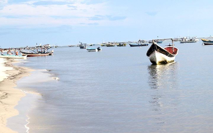 Barcos na Ilha do Superagui Barcos na Ilha do Superagui