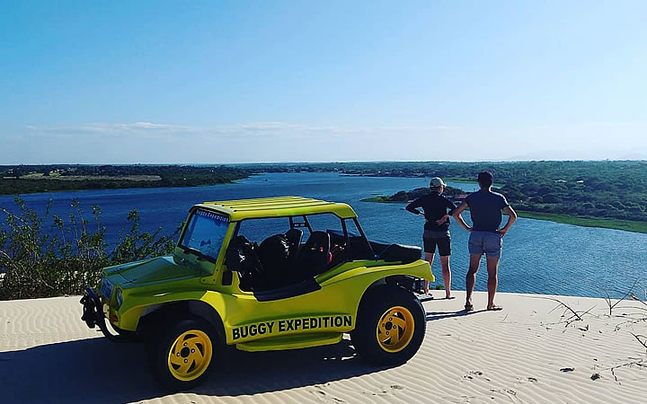 Buggy no alto das dunas em frente ao lago Buggy no alto das dunas em frente ao lago