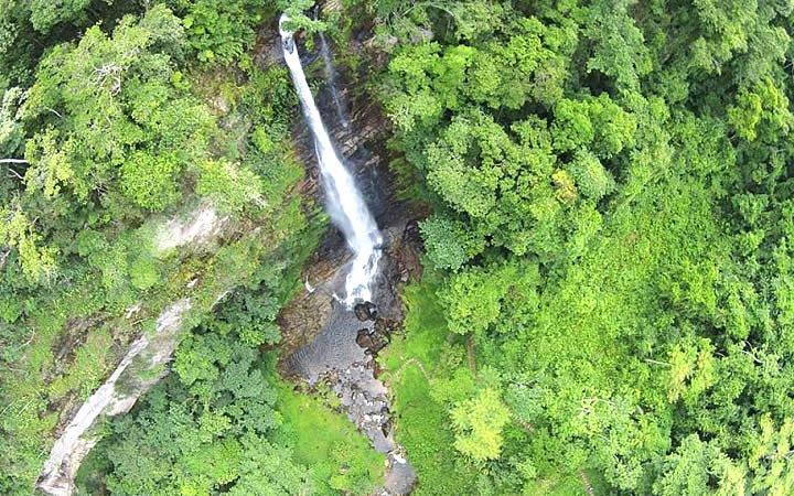 Cachoeira Véu da Noiva (do Dito Salu) em Iporanga Cachoeira Véu da Noiva (do Dito Salu) em Iporanga