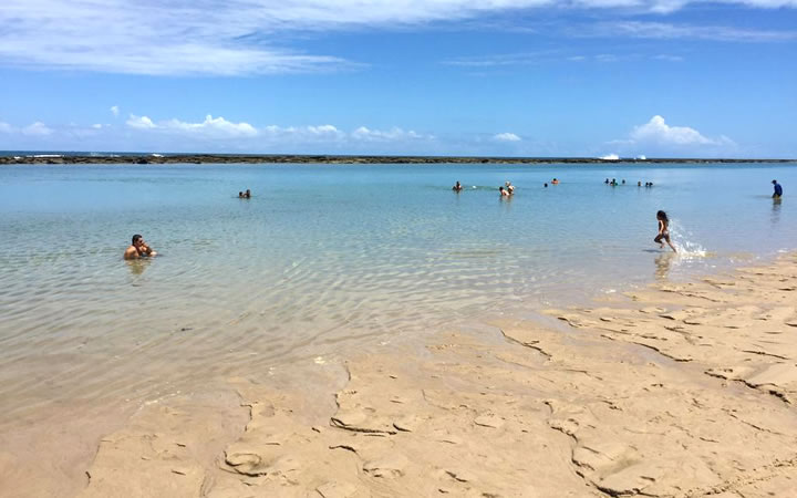 Criança correndo na praia em Barra de São Miguel Criança correndo na praia em Barra de São Miguel