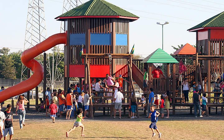 Crianças correndo no Parque Ecológico de São José do Rio Preto Crianças correndo no Parque Ecológico de São José do Rio Preto