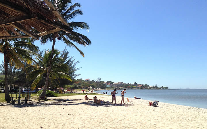 Crianças na praia Lacustre em Araruama Crianças na praia Lacustre em Araruama