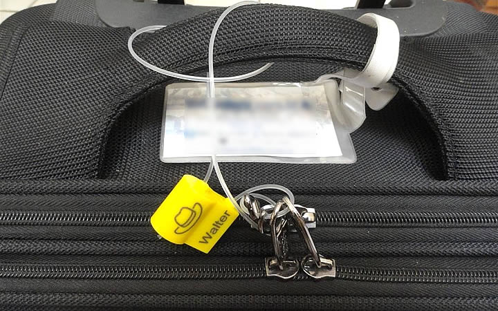 Lacre da companhia aérea amarrada na alça da mala Lacre da companhia aérea amarrada na alça da mala