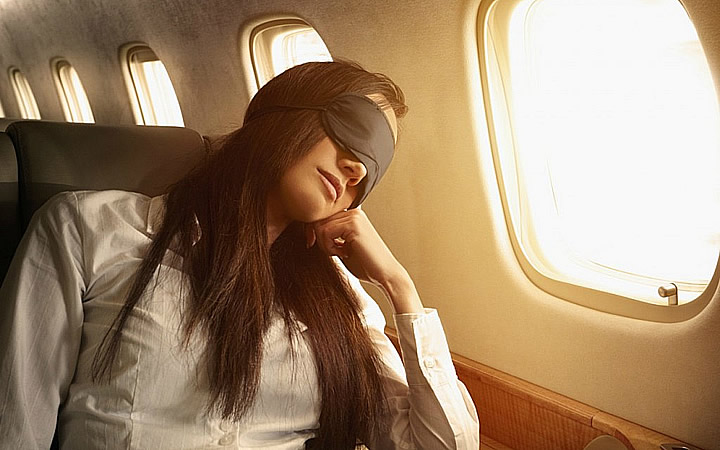 Mulher dormindo no Avião Mulher dormindo no Avião