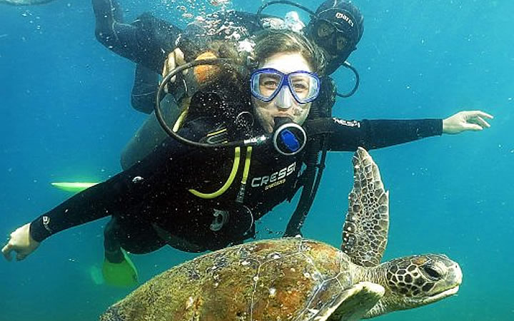 Mulher mergulhando ao lado de uma tartaruga em Cabo Frio Mulher mergulhando ao lado de uma tartaruga em Cabo Frio