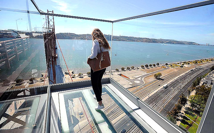 Mulher na plataforma suspensa de vidro em Cabo Girão