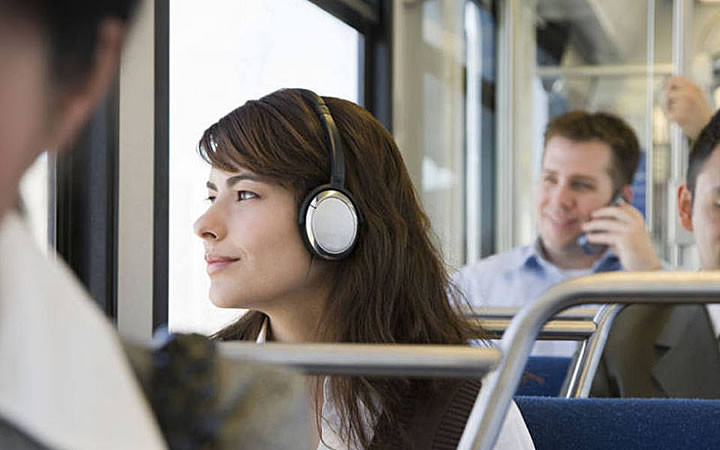 Mulher ouvindo musica no ônibus Mulher ouvindo musica no ônibus