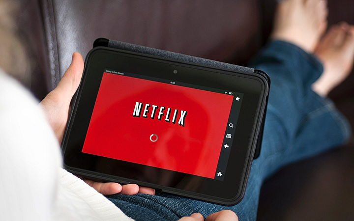 Pessoa assistindo netflix no tablet durante a viagem Pessoa assistindo netflix no tablet durante a viagem