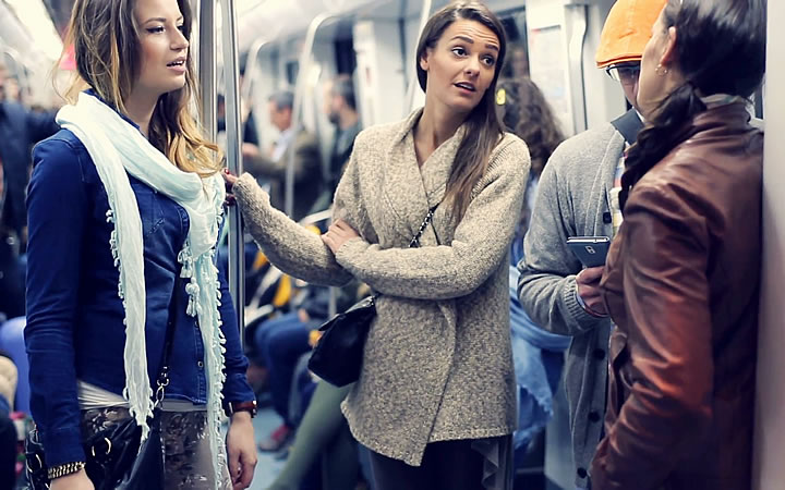 Pessoas conversando no trem Pessoas conversando no trem